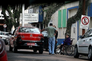 Taxistas são denunciados por cobrar pelo transporte de cadeiras de rodas e cães guias .